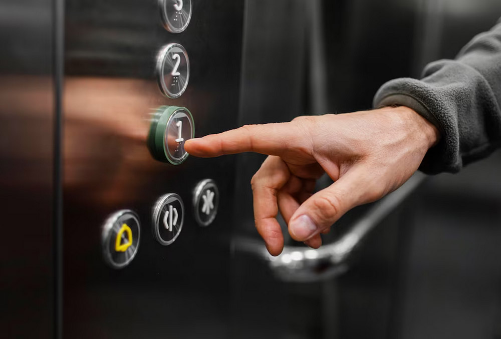 فشار دادن مکرر دکمه ها عامل خرابی آسانسور