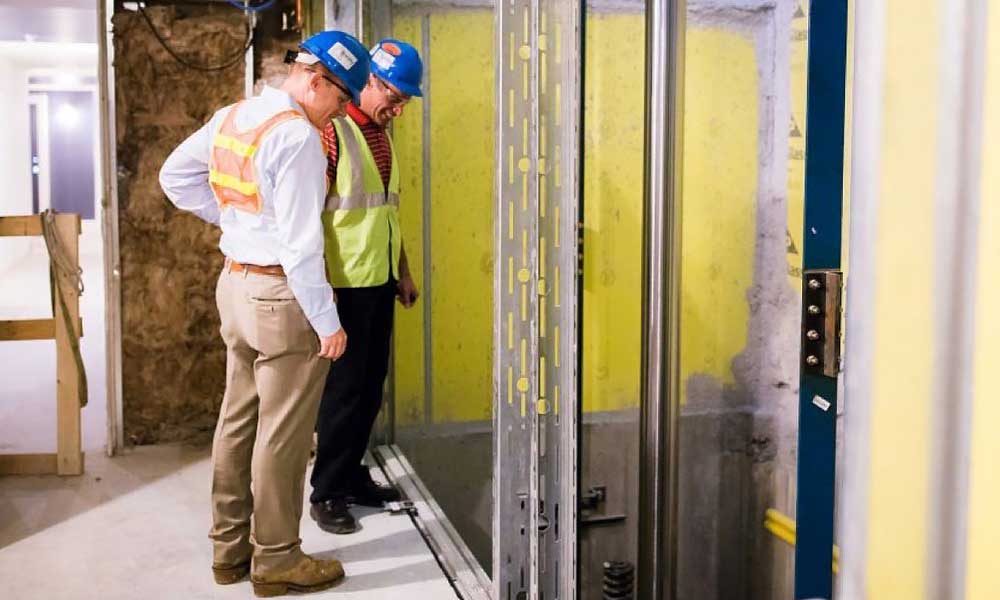 یک علت حرکت نکردن آسانسور خرابی سیستم برق است.