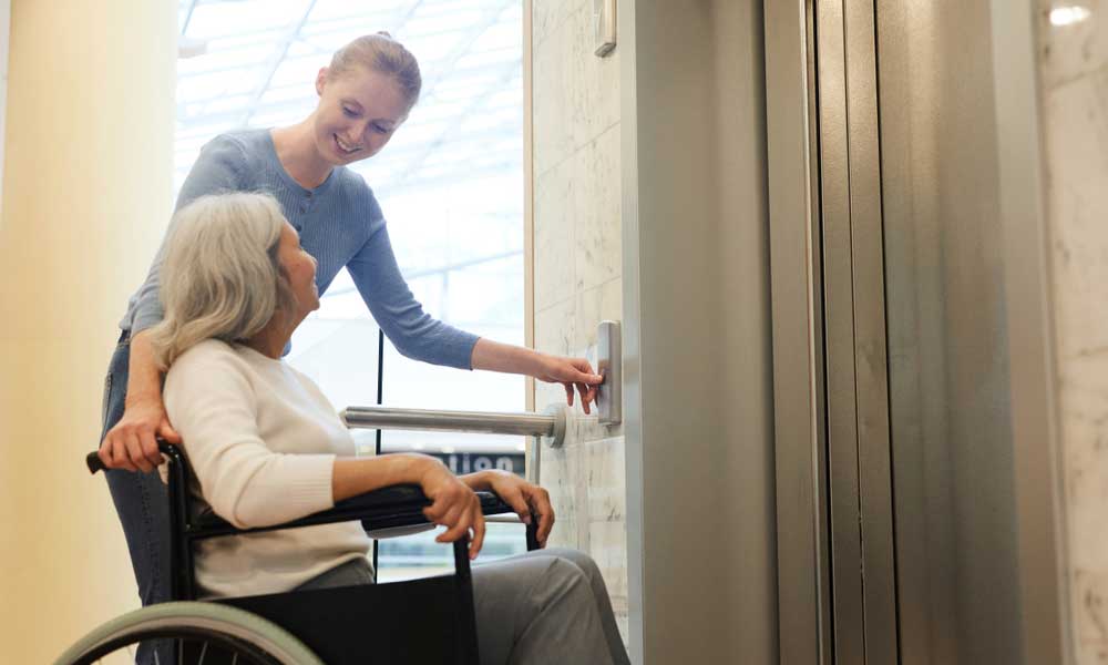 آینه در آسانسور یک مزیت مهم برای ویلچرنشینان