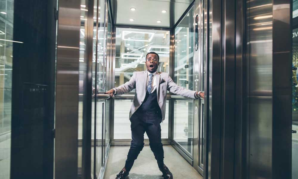 کلستروفوبیا یکی از مهم‌ترین دلایل نصب آینه در آسانسور