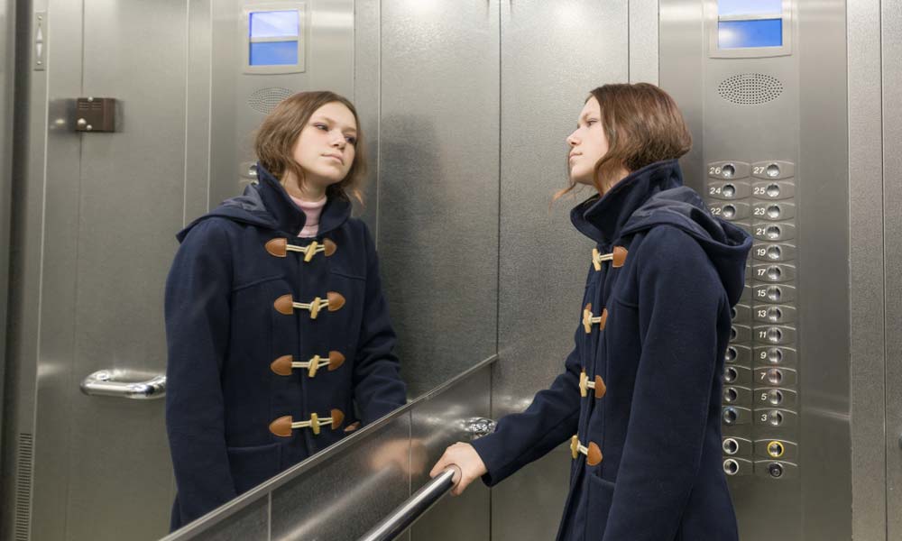 نصب آینه در آسانسور باعث کاهش زمان انتظار و امنیت افراد می‌شود.